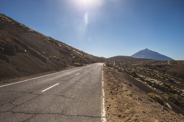 Spanien, Teneriffa, leere Straße in der Region El Teide - SIPF01431