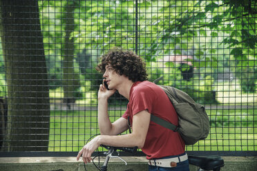 Young man with bicycle on the phone - RTBF00707