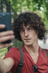 Young man taking a selfie with smartphone - RTBF00711