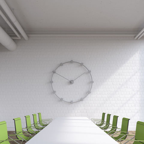 Leerer Konferenzraum mit überdimensionaler Wanduhr, 3D Rendering, lizenzfreies Stockfoto