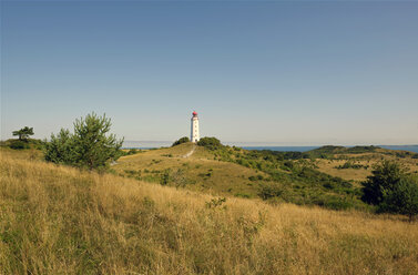 Deutschland, Hiddensee, Dornbusch, Blick auf Landschaft und Leuchtturm - LHF00516