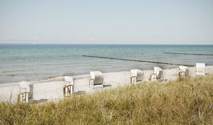 Deutschland, Hiddensee, Blick auf den Strand mit Strandkörben mit Kapuze - LHF00517