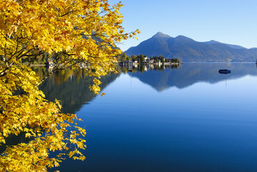 Germany, Kochel am See, view of Lake Walchensee and Jochberg mountain in the background - SIEF07325