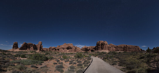 USA, Utah, Arches National Park, Double Arch Wanderweg bei Nacht - EPF00372