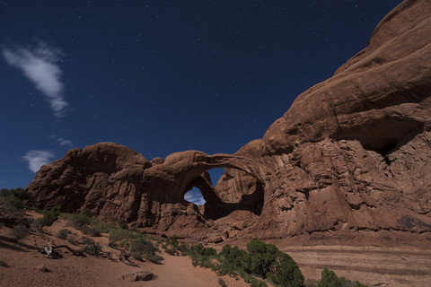 USA, Utah, Arches National Park, Double Arch bei Nacht, lizenzfreies Stockfoto