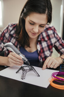 Junge Frau zeichnet Eiffelturm mit 3D-Stift - ZEDF00543