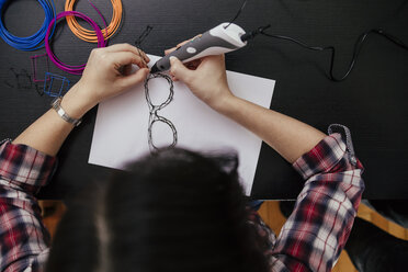 Junge Frau zeichnet Brille mit 3D-Stift - ZEDF00544