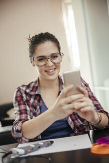 Junge Frau macht Selfie mit Brille, gezeichnet mit einem 3D-Stift - ZEDF00547