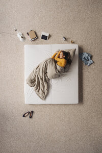 Frau im Bett liegend, Ansicht von oben - JOSF00612