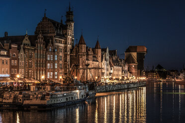 Poland, Gdansk, old town, Motlawa river with The Crane and St. Mary's Gate at night - CSTF01278