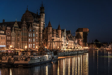 Polen, Danzig, Altstadt, Fluss Motlawa mit dem Kranich und dem Marientor bei Nacht - CSTF01278