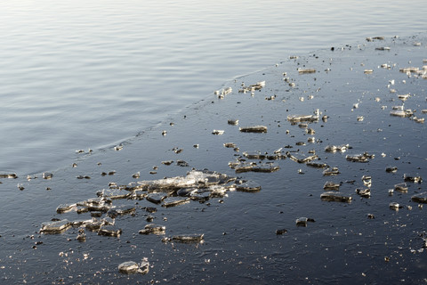 Eisschollen auf einem See, lizenzfreies Stockfoto