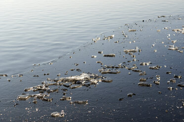 Eisschollen auf einem See - NDF00629