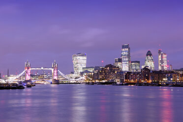 Großbritannien, London, Skyline mit Themse und Tower Bridge zur blauen Stunde - BRF01421