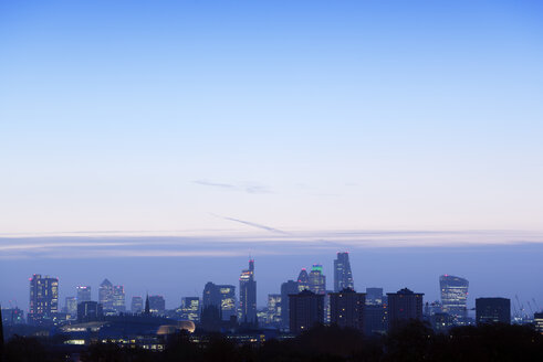 UK, London, Skyline zur blauen Stunde - BRF01422