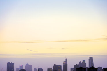 Großbritannien, London, Skyline im morgendlichen Gegenlicht - BRF01423