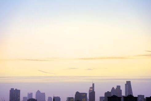 Großbritannien, London, Skyline im morgendlichen Gegenlicht - BRF01423