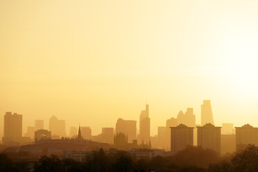 Großbritannien, London, Skyline im morgendlichen Gegenlicht - BRF01425