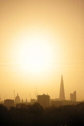 Großbritannien, London, Skyline mit St. Paul's Cathedral und The Shard im morgendlichen Gegenlicht - BRF01426