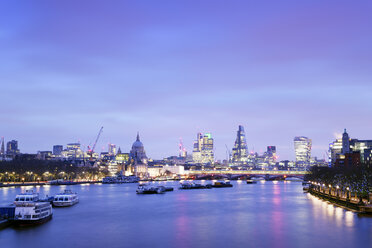 Großbritannien, London, Skyline mit Themse in der Morgendämmerung - BRF01430