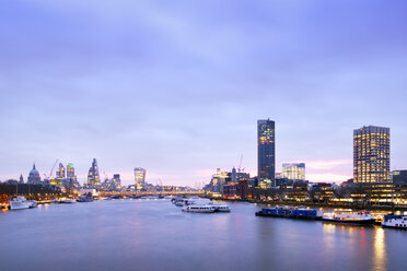 Großbritannien, London, Skyline mit Themse in der Morgendämmerung - BRF01431