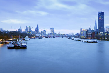 Großbritannien, London, Skyline mit Themse in der Morgendämmerung - BRF01432
