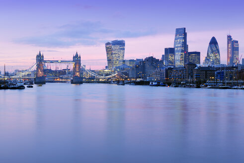 Großbritannien, London, Skyline mit Themse und Tower Bridge in der Abenddämmerung - BRF01433