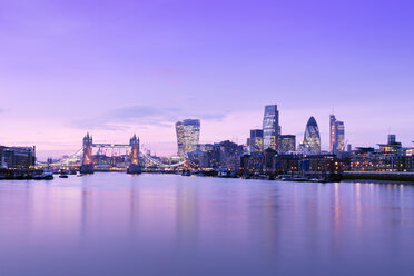 Großbritannien, London, Skyline mit Themse und Tower Bridge in der Abenddämmerung - BRF01434