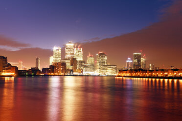 Vereinigtes Königreich, London, Skyline mit Canary Wharf-Wolkenkratzern in der Morgendämmerung - BRF01436