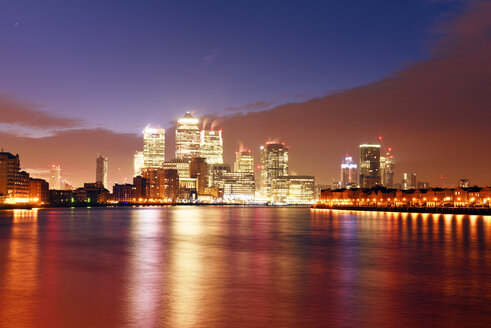 UK, London, skyline with Canary Wharf skyscrapers at dawn - BRF01436