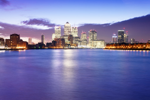 Vereinigtes Königreich, London, Skyline mit Canary Wharf-Wolkenkratzern in der Morgendämmerung, lizenzfreies Stockfoto