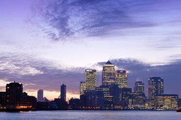 Vereinigtes Königreich, London, Skyline mit Canary Wharf-Wolkenkratzern in der Morgendämmerung - BRF01440