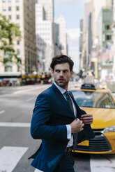 Handsome businessman walking in Manhattan - GIOF02039