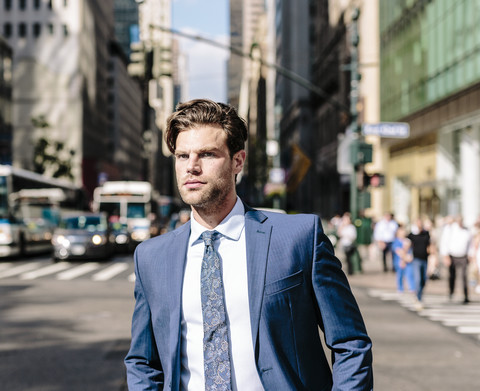 Gutaussehender Geschäftsmann beim Spaziergang in Manhattan, lizenzfreies Stockfoto