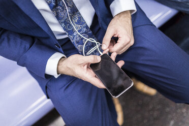 Businessman using smart phone, close up - GIOF02077