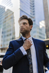 Handsome businessman walking in Manhattan - GIOF02081