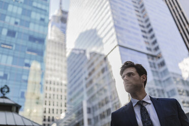 Handsome businessman walking in Manhattan - GIOF02082