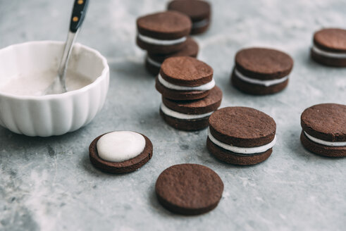 Vegane Schokoladenkekse mit Kokos-Vanille-Füllung - IPF00364