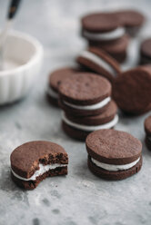 Vegan chocolate cookies with coconut vanilla filling - IPF00365