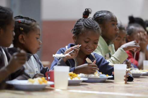 Madagaskar, Fianarantsoa, Kinder essen ihr Schulessen - FLKF00763