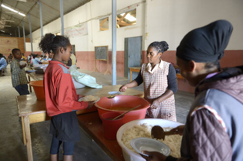 Madagaskar, Fianarantsoa, Kinder erhalten Essen in der Schulspeisung - FLKF00764