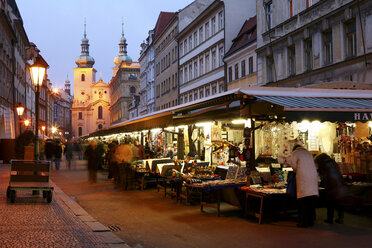Tschechien, Prag, Markt in der Havelstraße mit der St. Gallus-Kirche im Hintergrund am Abend - DSGF01497