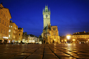 Tschechien, Prag, Altstädter Ring und Rathaus in der Abenddämmerung - DSGF01498