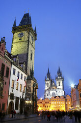 Tschechien, Prag, Altstädter Ring mit Rathaus und Kirche Unserer Lieben Frau vor Tyn in der Abenddämmerung - DSGF01499