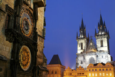 Tschechien, Prag, Teil des Rathauses mit Astronomischer Uhr und der Kirche Unserer Lieben Frau vor Tyn in der Abenddämmerung - DSGF01500