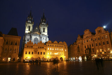 Tschechien, Prag, Altstädter Ring und beleuchtete Kirche Unserer Lieben Frau vor Tyn in der Abenddämmerung - DSGF01506