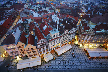 Tschechien, Prag, Stadtbild mit Altstädter Ring in der Abenddämmerung - DSGF01508