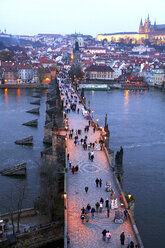 Tschechien, Prag, Stadtbild mit Karlsbrücke in der Abenddämmerung von oben gesehen - DSGF01515