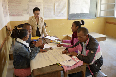 Madagaskar, Fianarantsoa, Junge Menschen bei einer Lehrerausbildung - FLKF00767