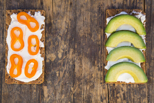 Crisp bread with cream cheese and avocado and capsicum - LVF05934